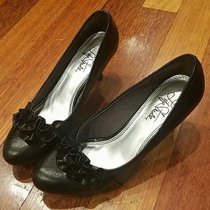 Life Stride black ruffle pumps size 7